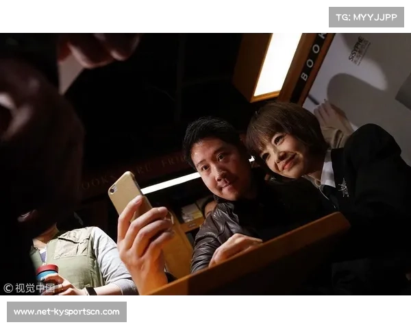 布克赛后热情宠粉亲赴球员通道为数十位中国球迷耐心签名送惊喜